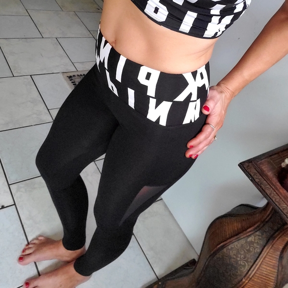 LN, VS Pink hi rise mesh ultimate logo yoga's - Picture 8 of 8